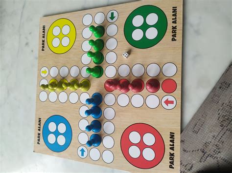 Ludo: Ahşap Taktikler ve Şansın Öpücüğüyle Dolu Bir Klasik!